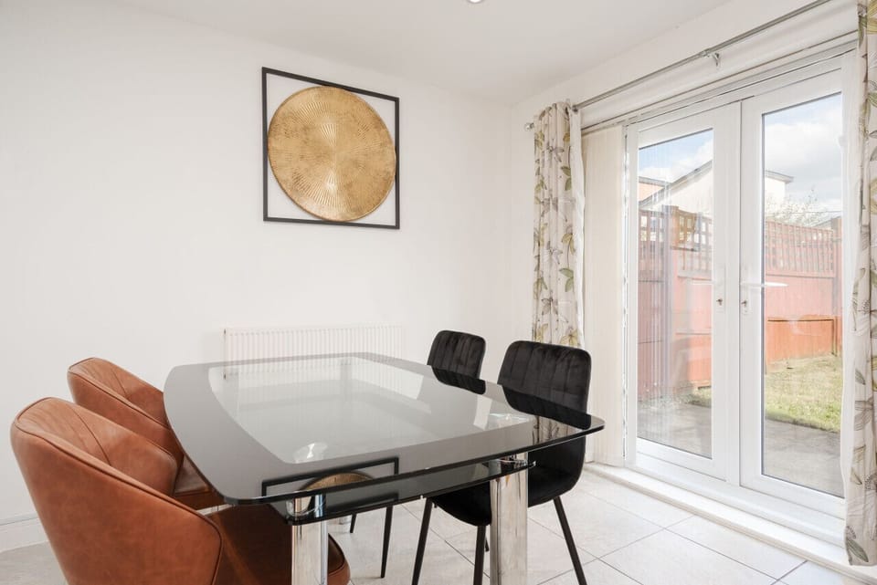 Dining area. Fully equipped with cutlery, crockery and glassware.