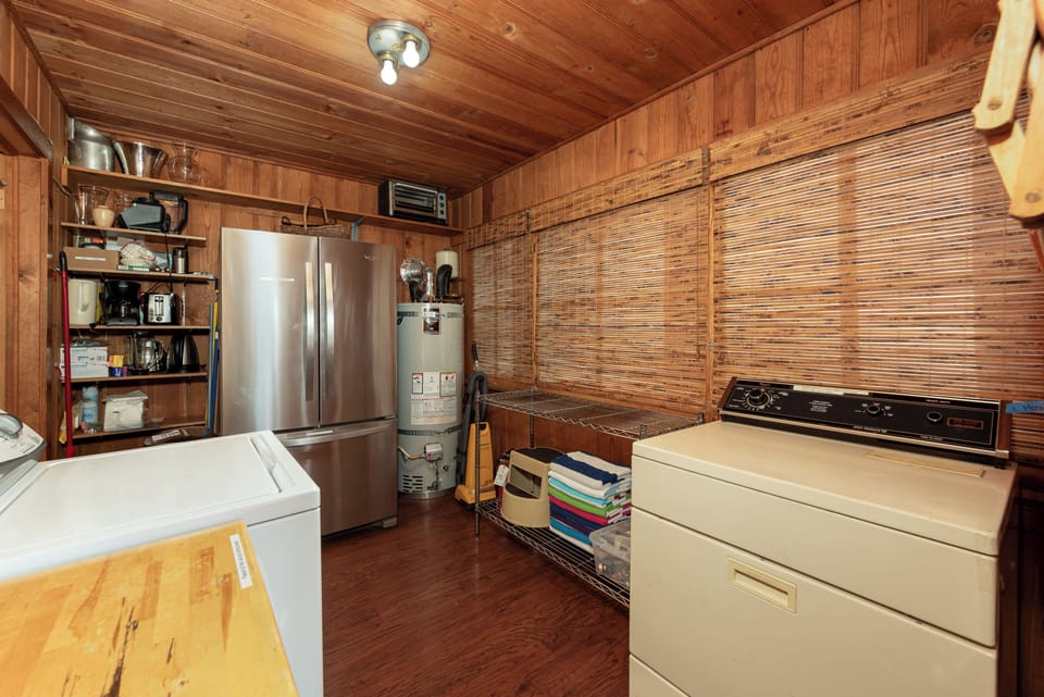 Kitchen / utility room with fridge and washer/dryer