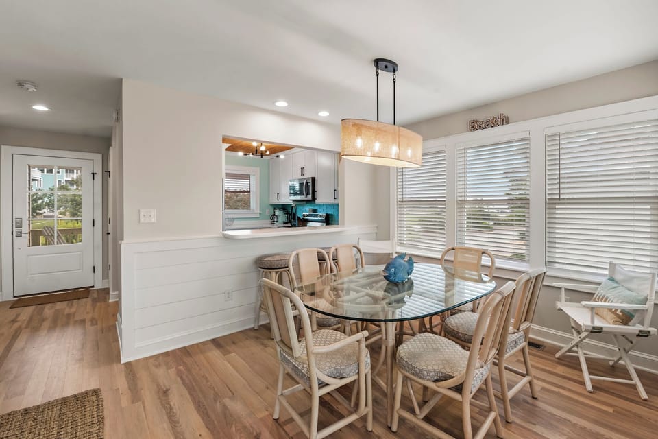 R09: Exhale | Mid Level Dining Area