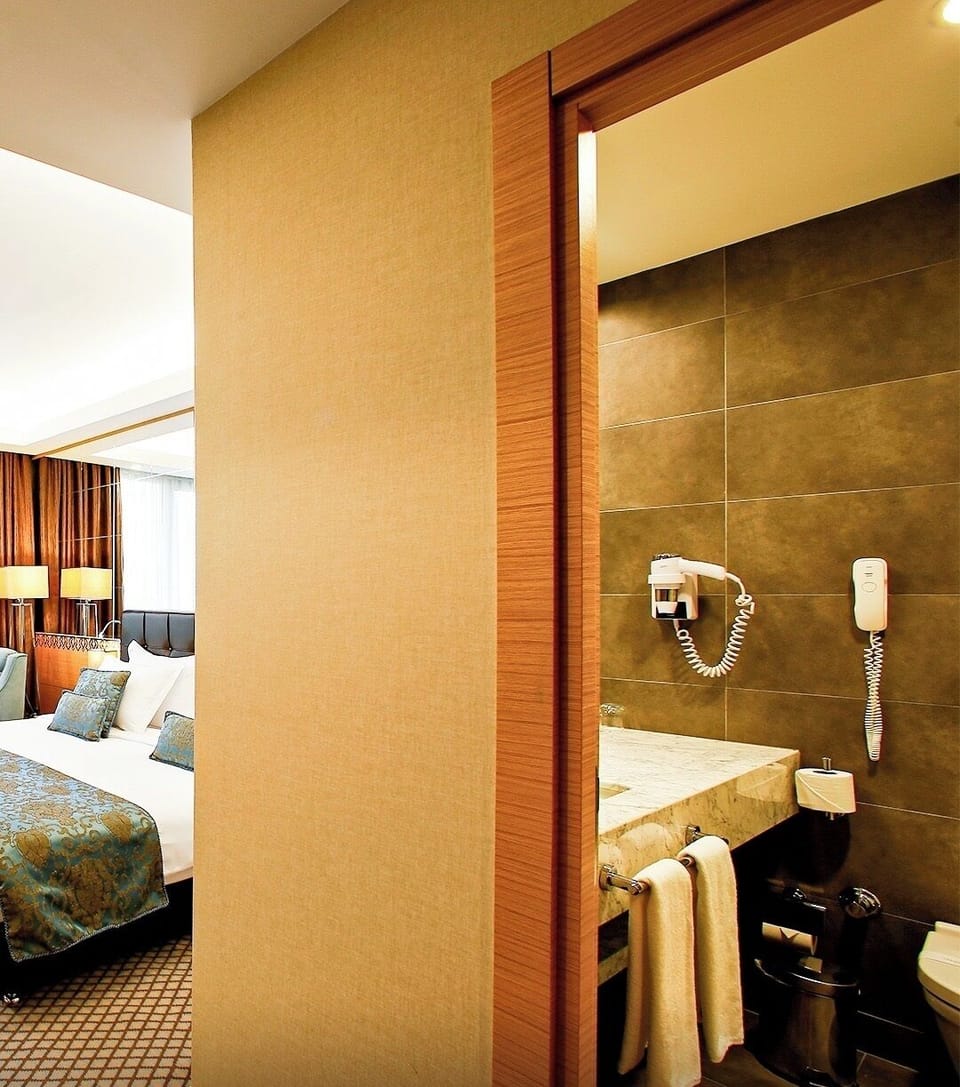 Superior Twin Room | Desk, iron/ironing board, free WiFi