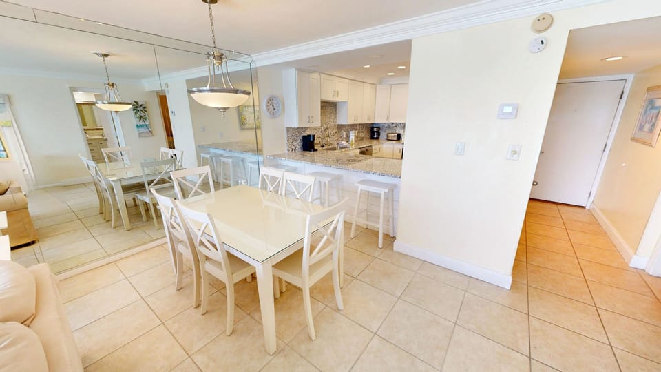 Condo, 2 Bedrooms | Dining