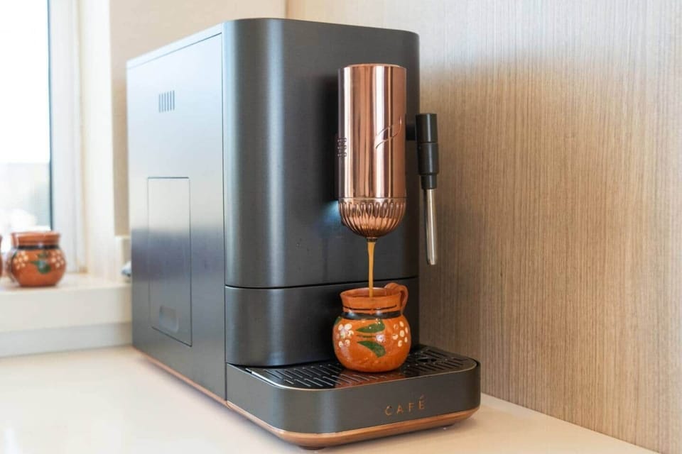 Your daily espresso, perfected with the high-end Cafe espresso machine.