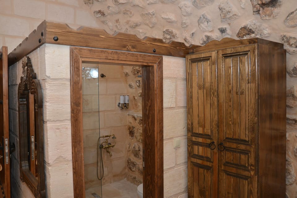Deluxe Triple Room, Courtyard View | Bathroom | Shower, designer toiletries, hair dryer, slippers