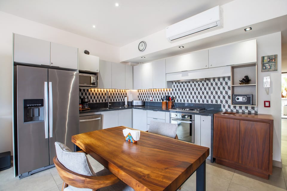 The well-equipped kitchen includes a dining table for 4