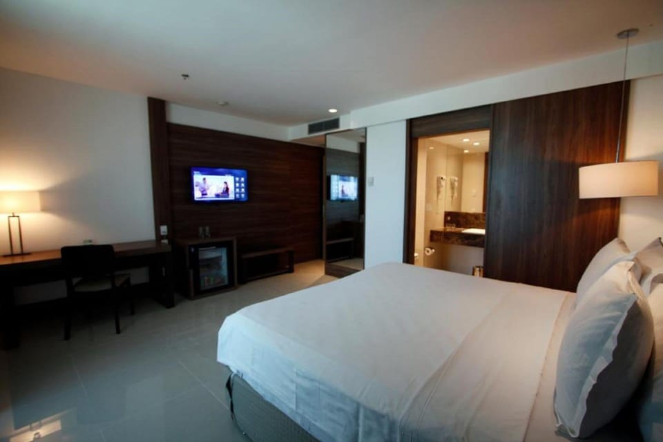 Suite Executiva PNE - Com Acessibilidade | Minibar, in-room safe, desk, laptop workspace