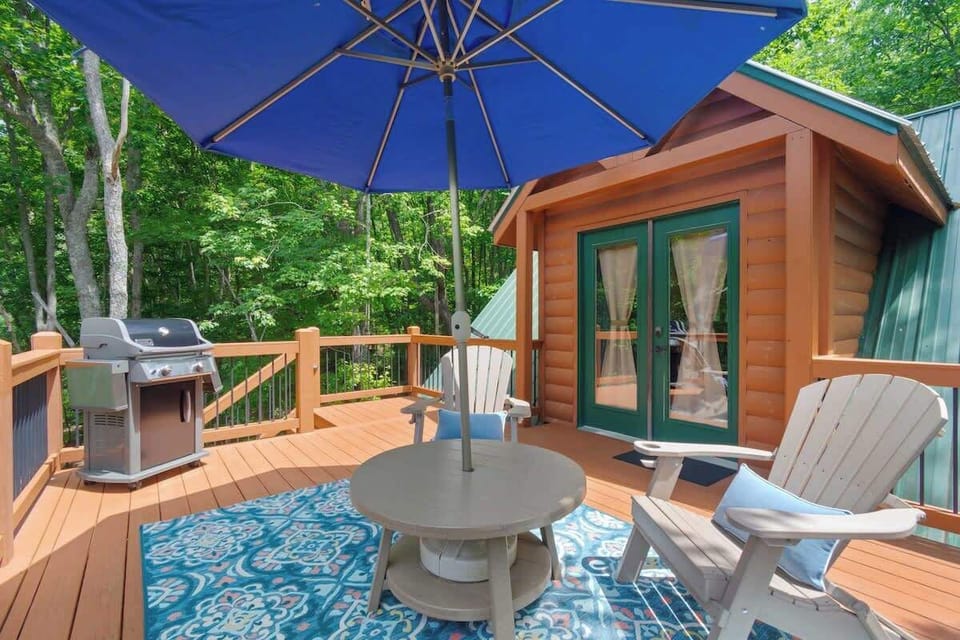 Eagles Nest Deck and Barbeque area - Dahlonega, GA