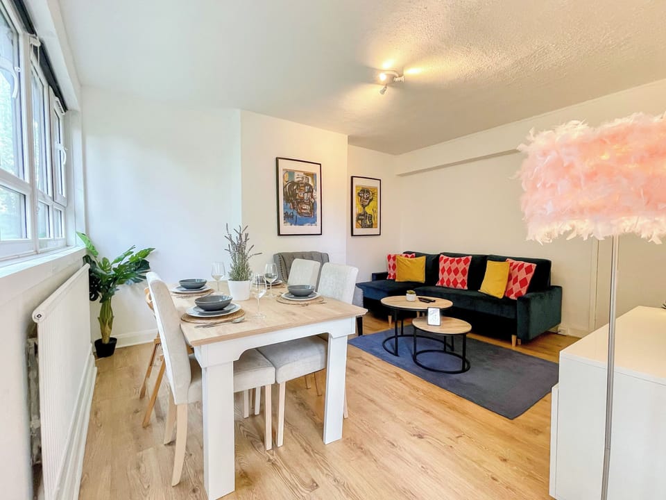Bright Living Room Near Finsbury Park & Emirates Stadium w/ double sofa bed & TV