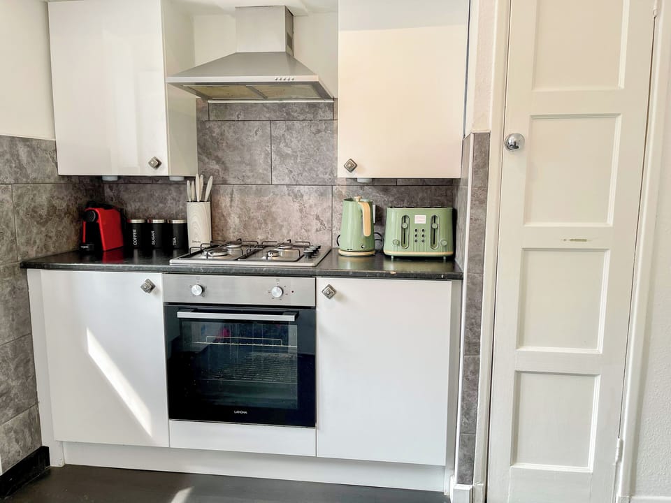 Fully equipped kitchen near Finsbury Park & Emirates Stadium—cook with ease.