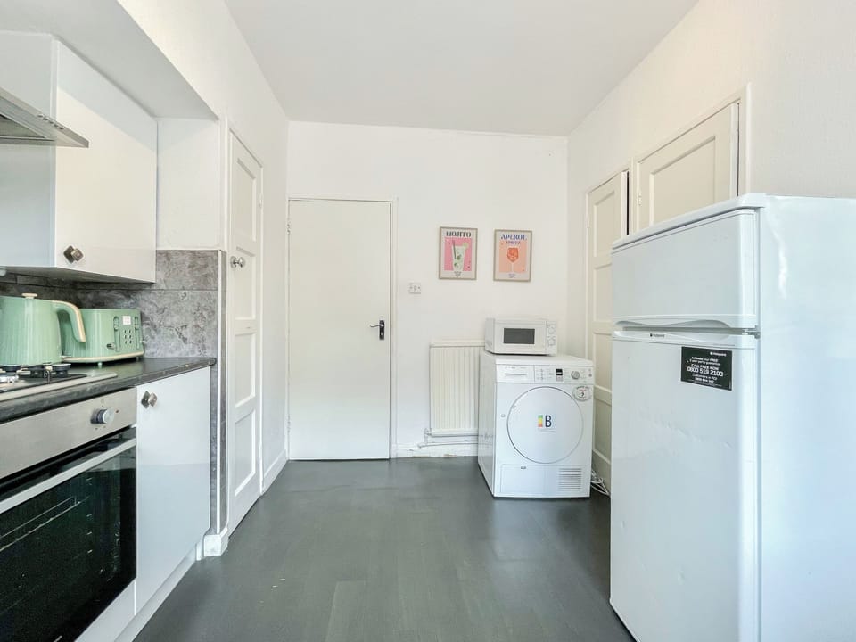 Fully equipped kitchen near Finsbury Park & Emirates Stadium—cook with ease.
