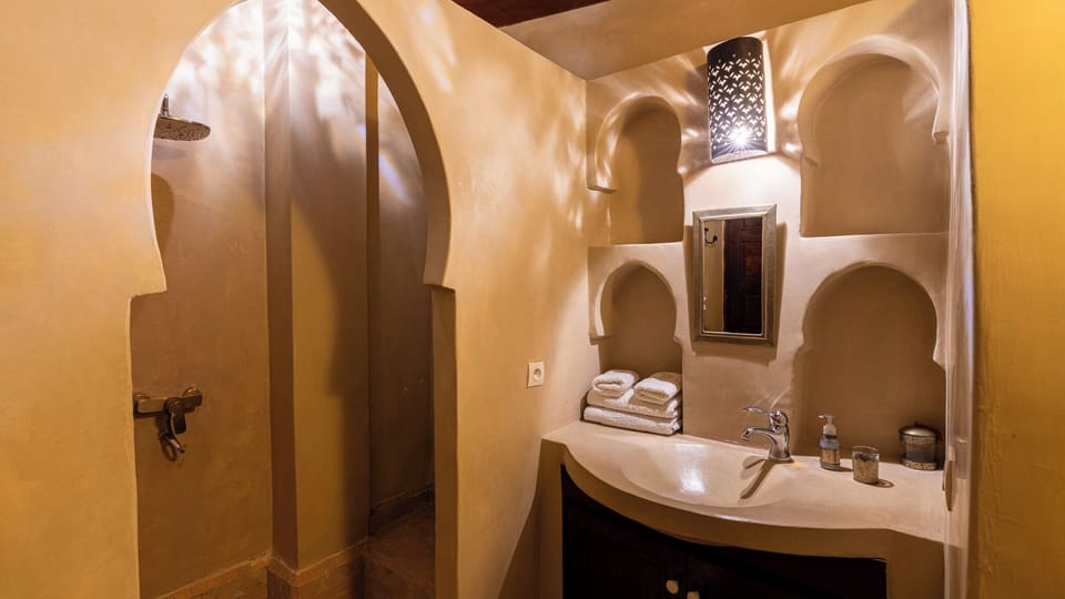 Deluxe Double Room | Bathroom | Shower, free toiletries, towels