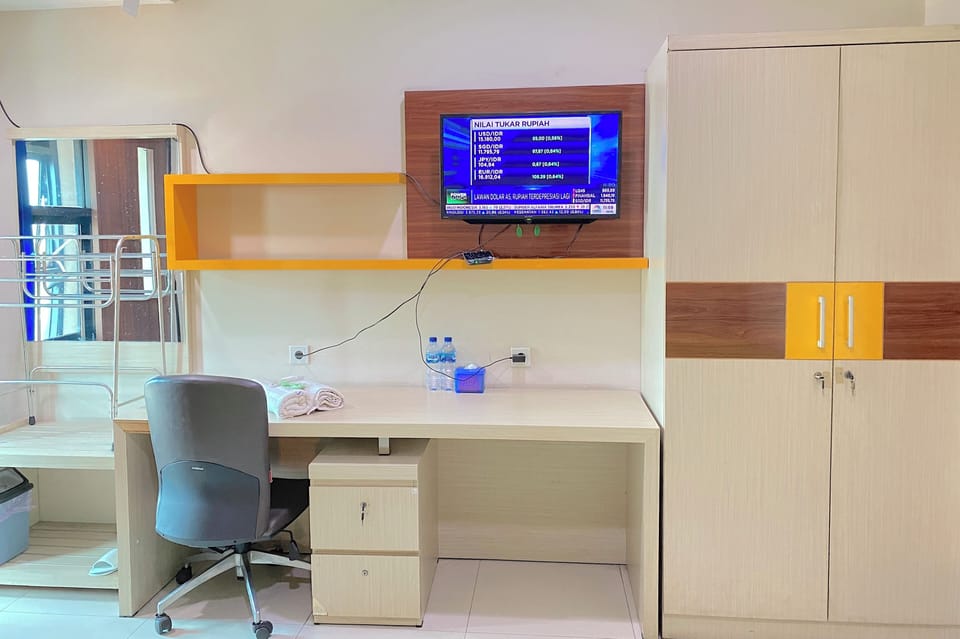 Desk, laptop workspace, soundproofing, free WiFi