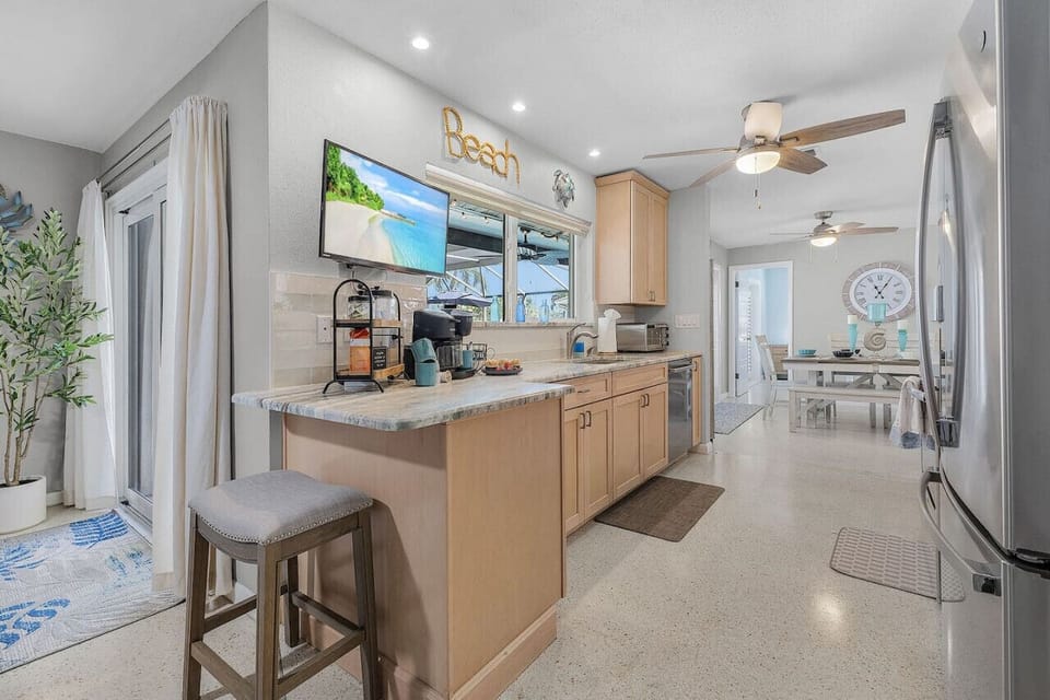 Well equipped kitchen - TV and all the modern appliances