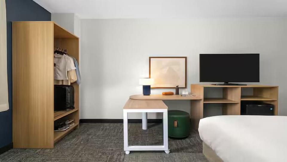 Room, 1 King Bed | Premium bedding, desk, blackout drapes, iron/ironing board
