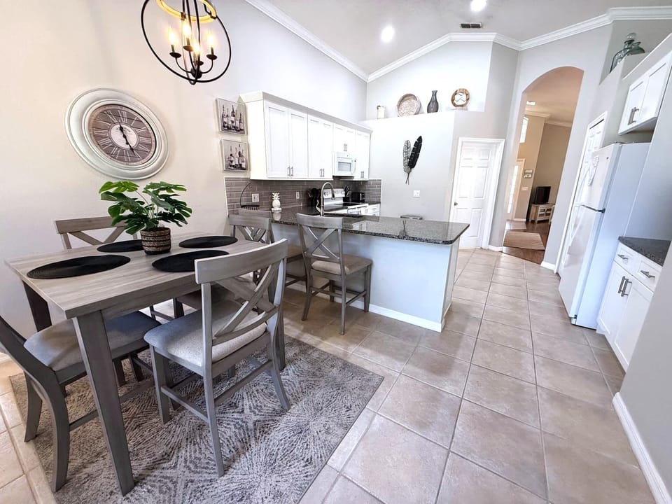 House, Multiple Beds, Pool Access, Pool View | Dining