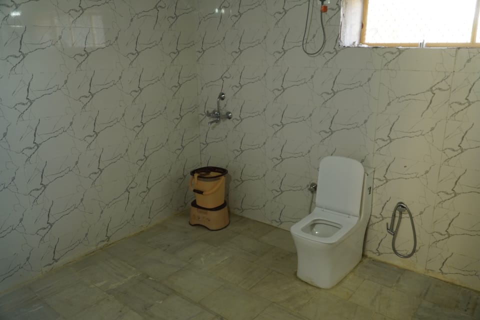 Suite Luxury Tent with Desert View | Bathroom | Free toiletries, towels, soap, shampoo