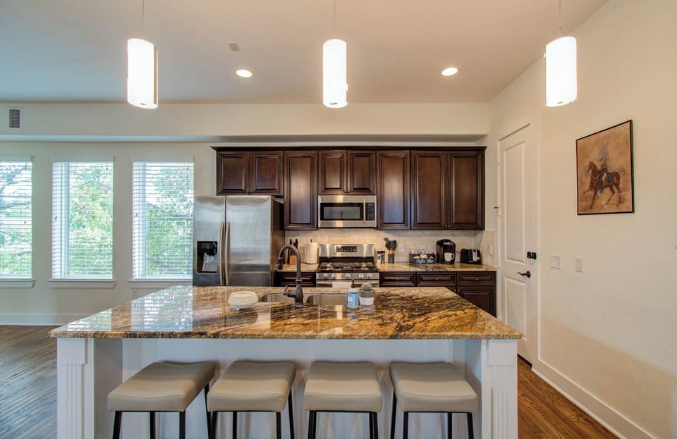 4 bar seats at the kitchen island