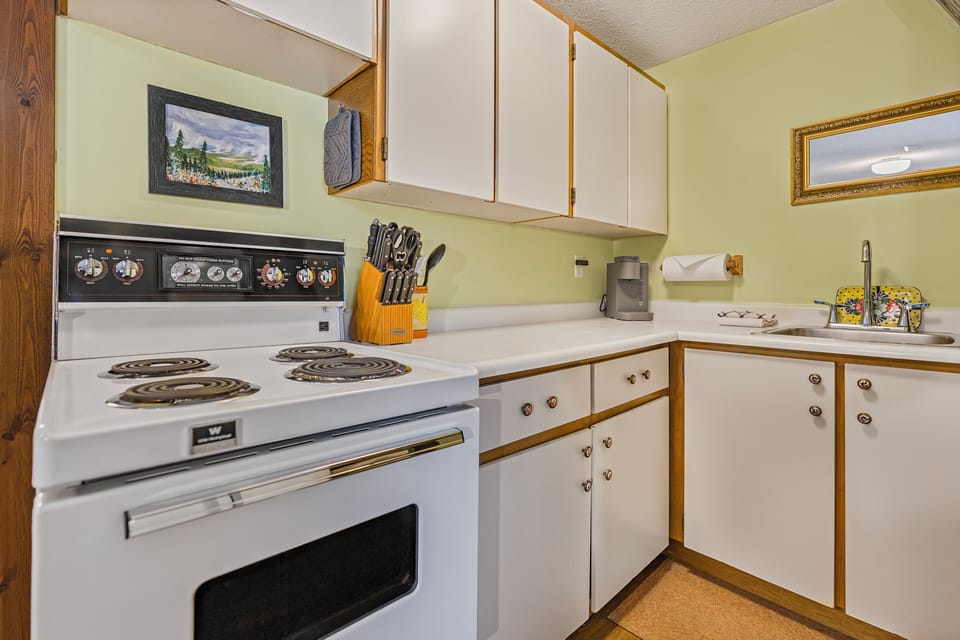 Kitchen comes fully equipped.
