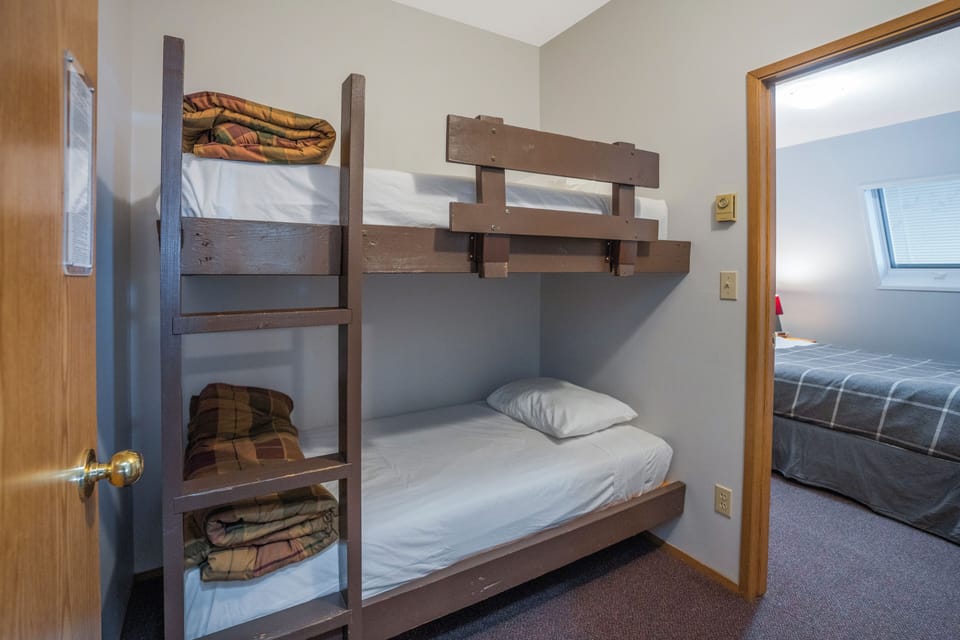 These two rooms share an adjoining door.