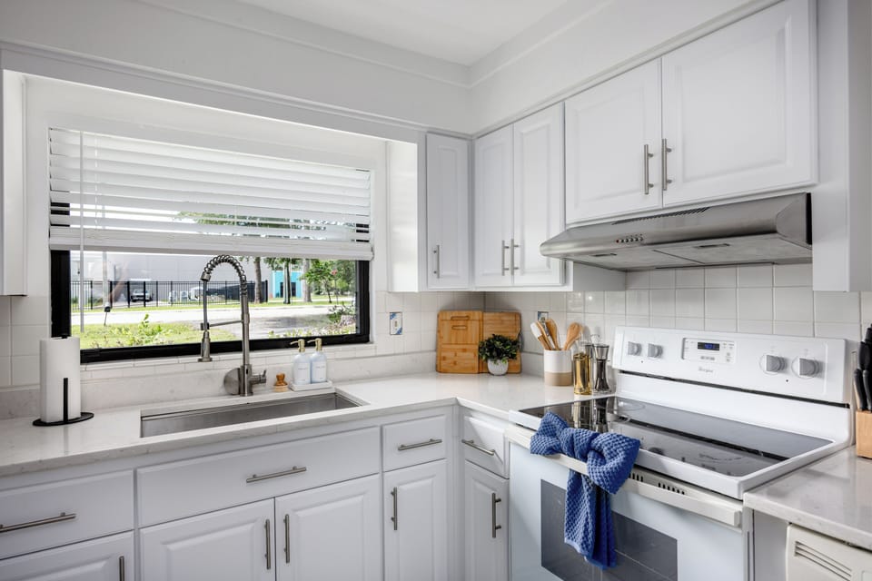 Compact kitchen and fully equipped