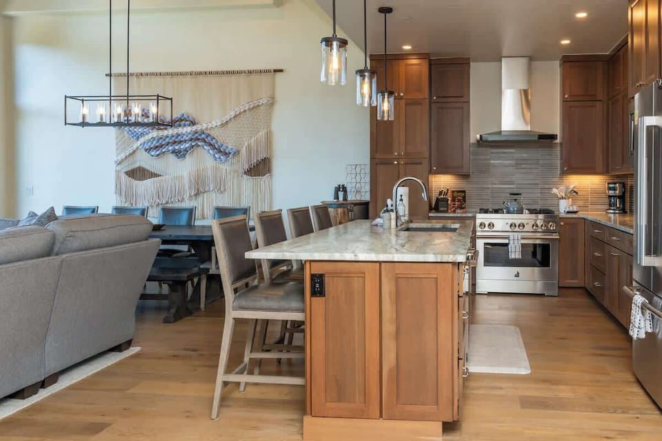 Gather & graze in style. This open-concept kitchen and dining area brings everyone together—perfect for summer meals, mountain mornings, and après-adventure feasts.