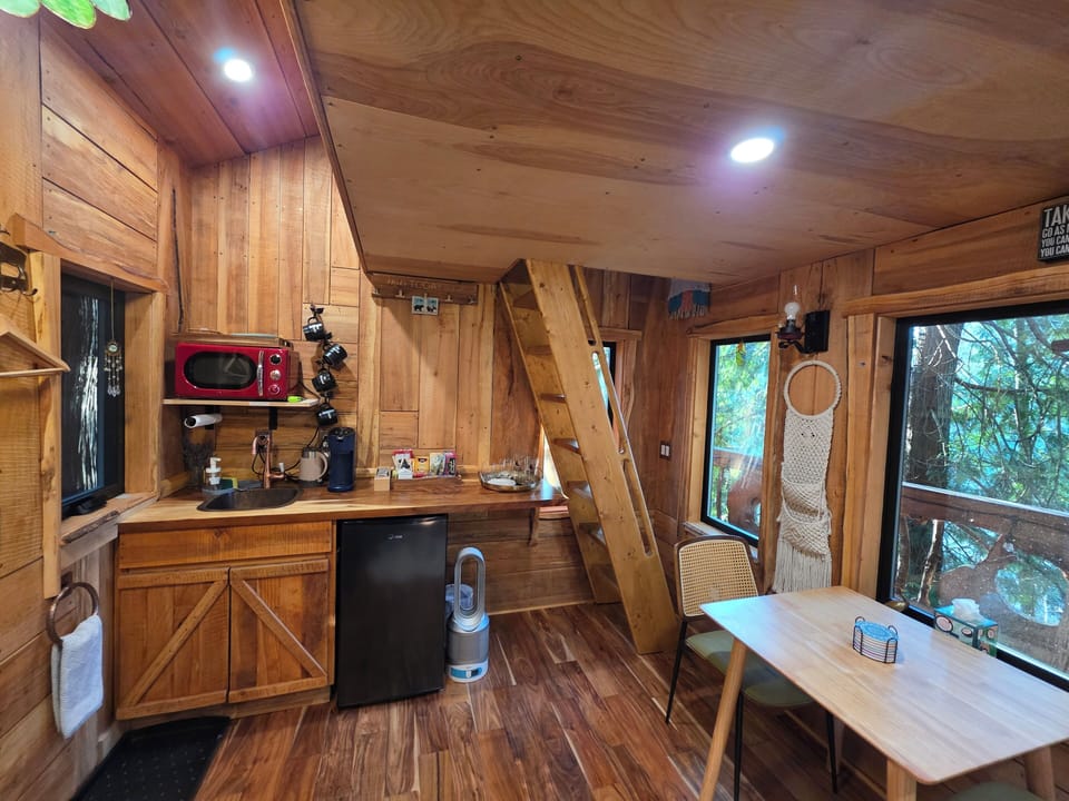 Kitchenette: Sink (cold water), microwave, mini fridge, coffee maker, kettle