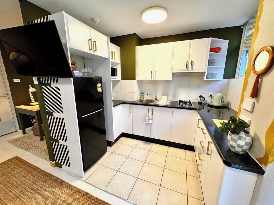 Spacious ‘U’ shaped kitchen