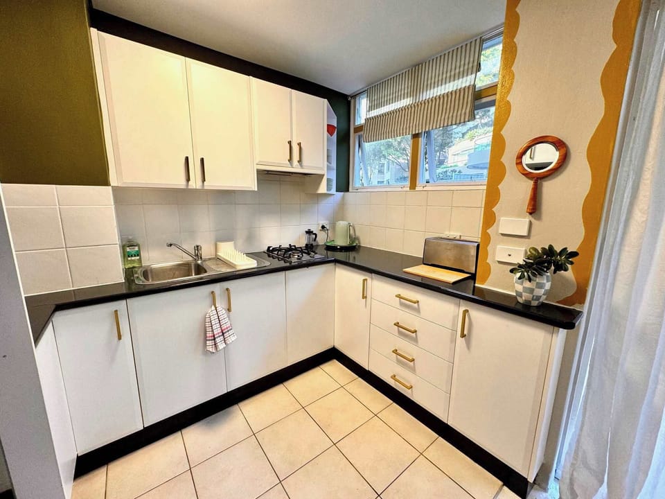 Plenty of bench space in kitchen 