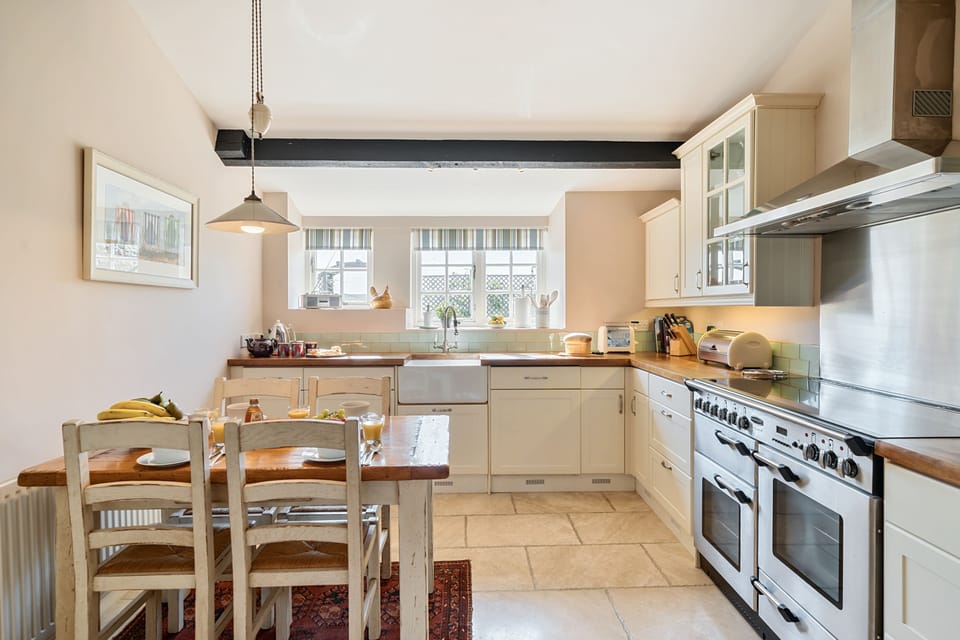 Strand Cottage, Burton Bradstock: The bright and well-equipped kitchen with breakfast area has plenty of space