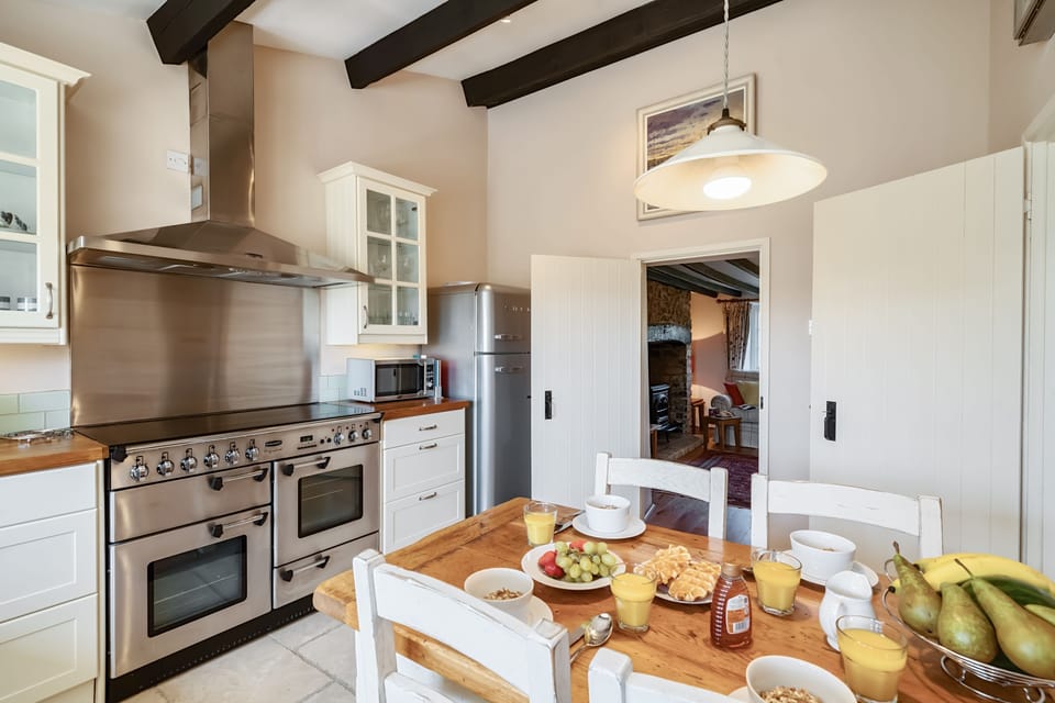 Strand Cottage, Burton Bradstock: Enjoy cooking on the range cooker