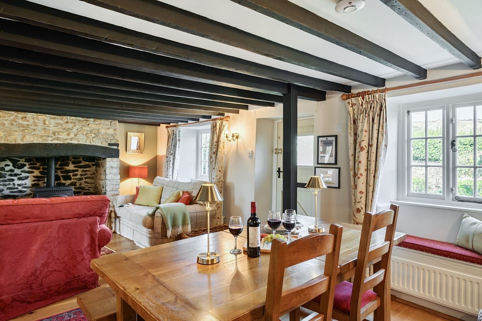 Strand Cottage, Burton Bradstock: The combined sitting and dining room is a charming space