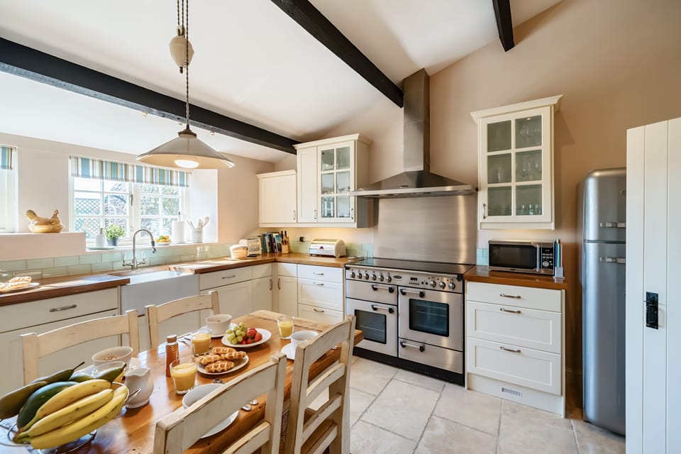 Strand Cottage, Burton Bradstock: The well-equipped kitchen