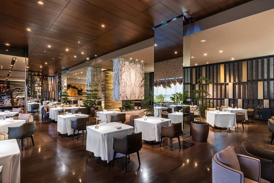 8 restaurants; breakfast, lunch, and dinner served