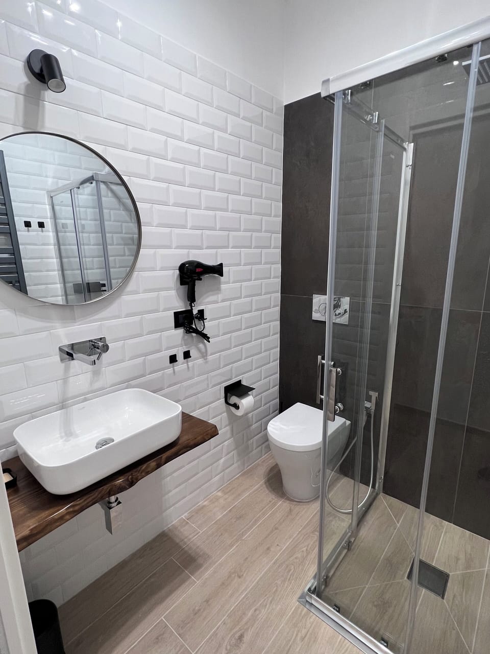 Camera Matrimoniale King Deluxe | Bathroom | Shower, free toiletries, hair dryer, towels