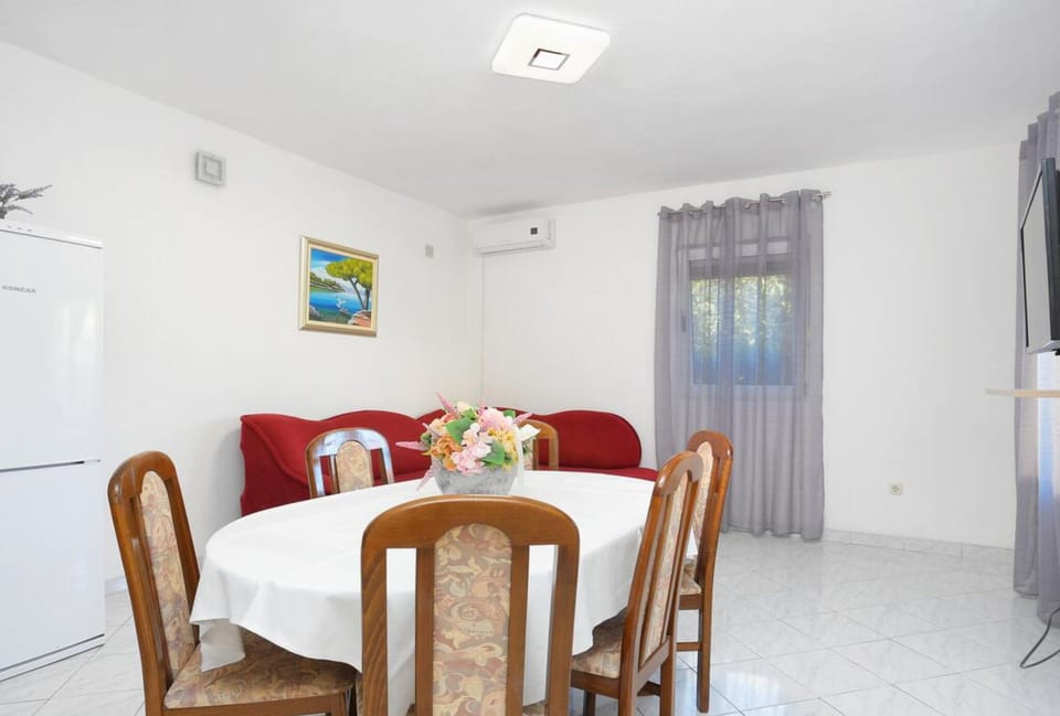 House (Six Bedroom Holiday Home) | Dining room