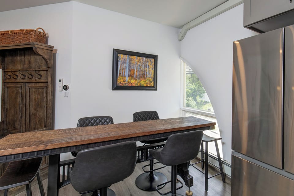 Blue Church Lodge C has a dining table with seating for 6 guests.