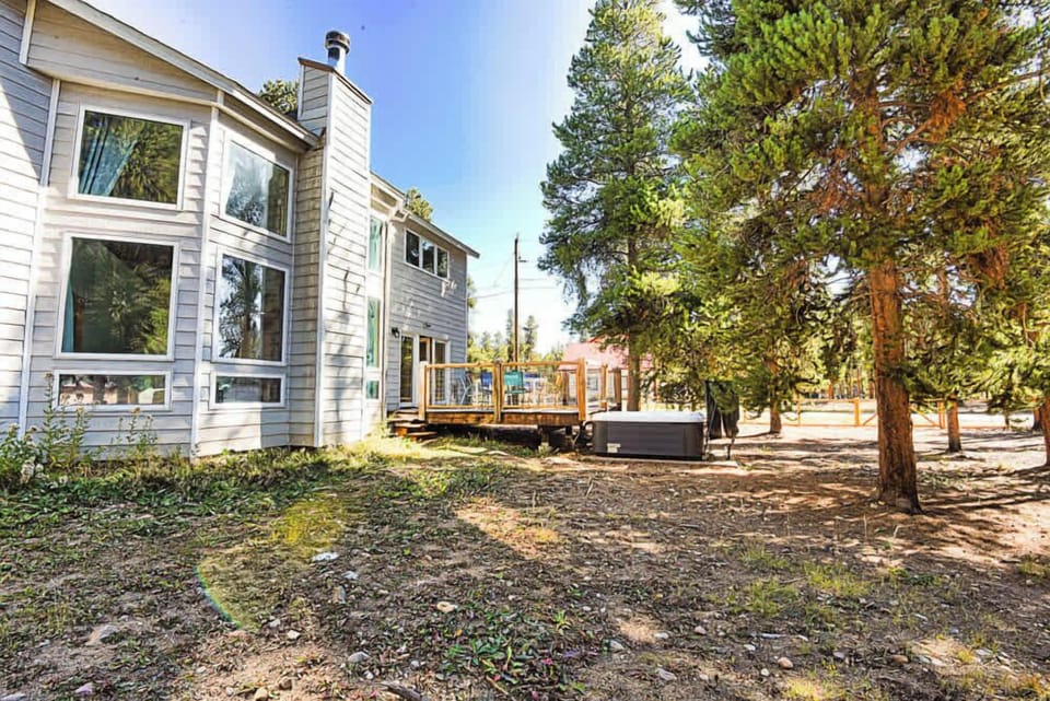 【Deck Side】 The hot tub deck sits off the dining room, facing into the trees.