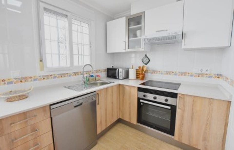 House | Private kitchen | Fridge, microwave, oven, stovetop