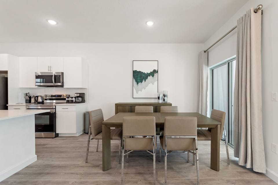 Townhome, 6 Bedrooms | Dining