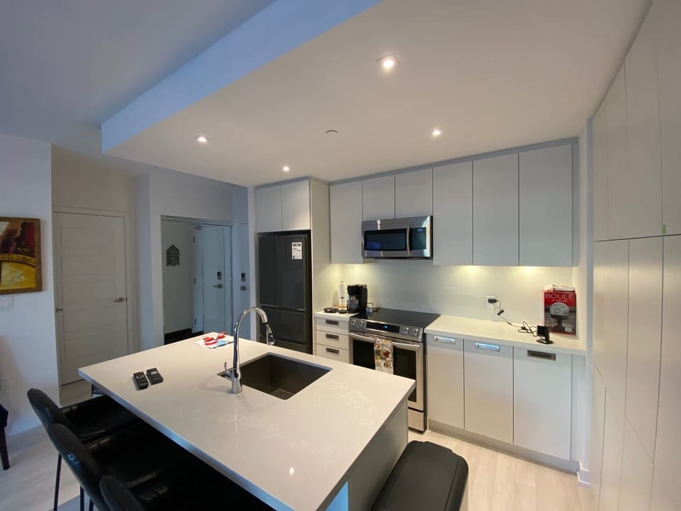 Kitchen Amenities, Coffee Maker Keurig, Kettle, Toasters, Microwave Etc 