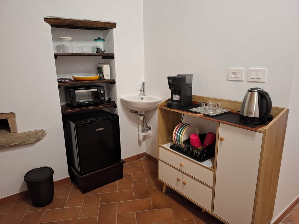 Suite del Capriolo | Private kitchen | Mini-fridge, espresso maker, coffee/tea maker, electric kettle