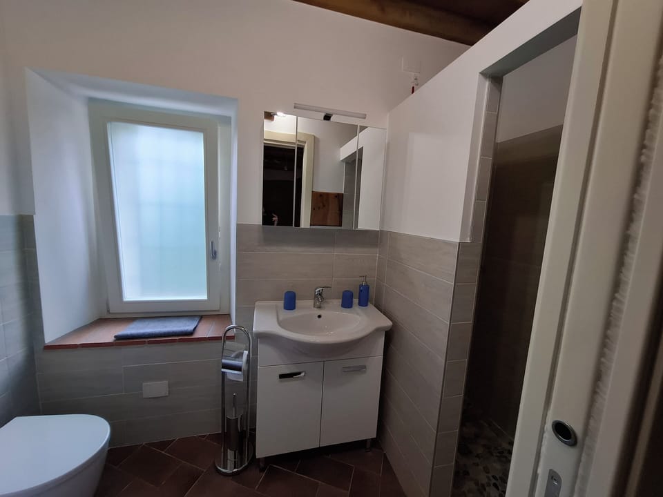 Camera del falco | Bathroom | Shower, rainfall showerhead, free toiletries, hair dryer