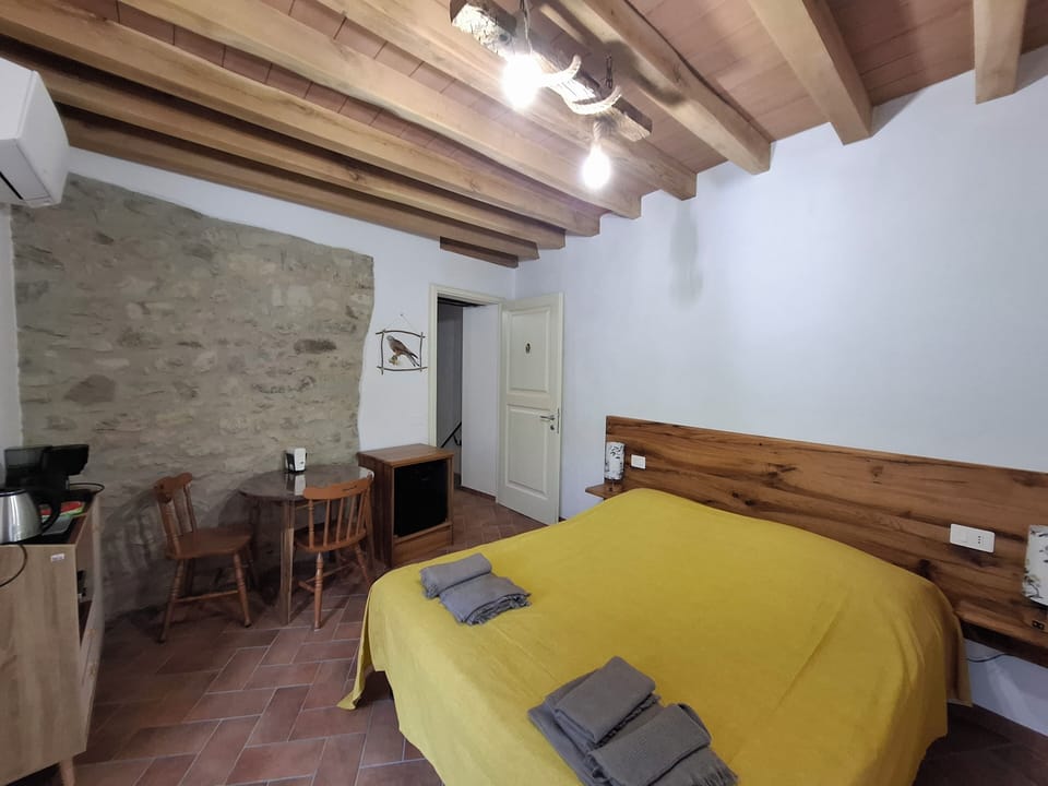 Camera del falco | Down comforters, pillowtop beds, free minibar, individually decorated