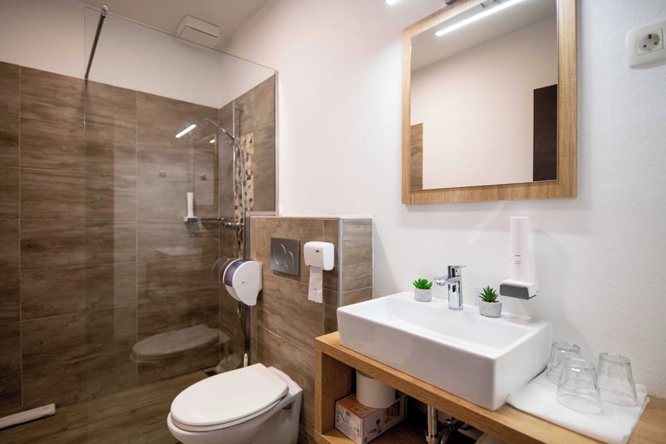 Classic Double Room, Garden View | Bathroom | Free toiletries, hair dryer, towels, soap