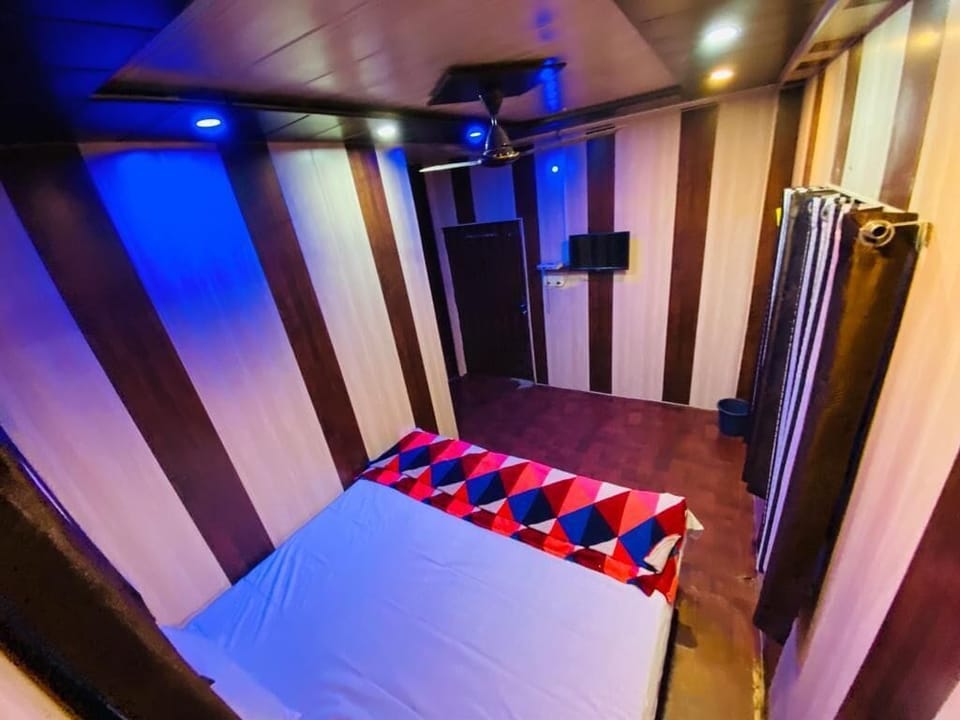 Non AC Room | Desk, laptop workspace, free WiFi