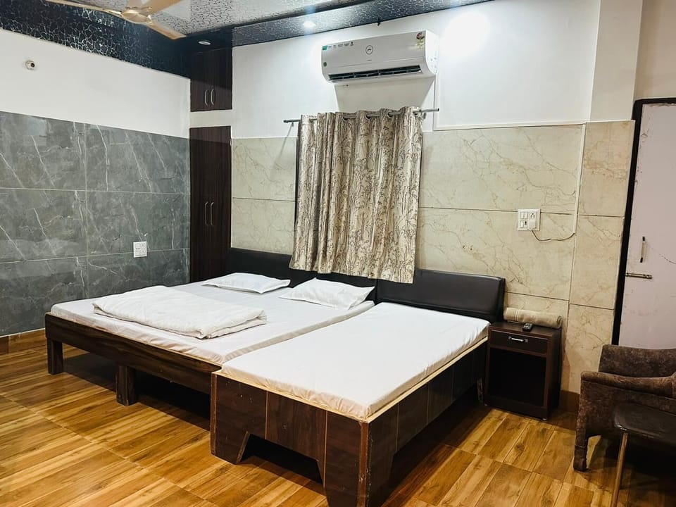 Suite Room | Desk, laptop workspace, free WiFi