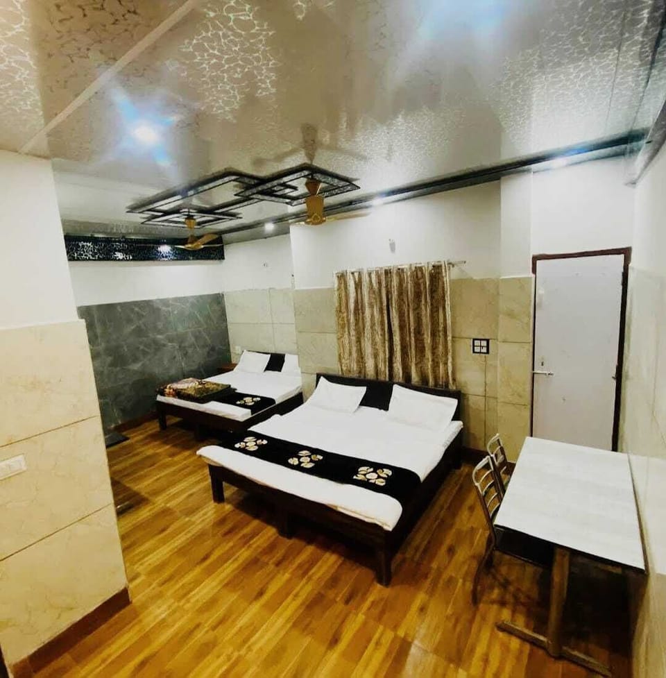 Family Room | Desk, laptop workspace, free WiFi