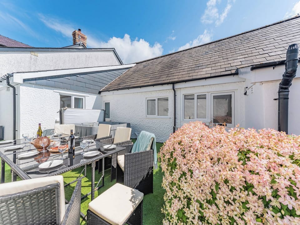 Sitting-out-area | Kingfisher - Maesydderwen Holiday Cottages, Llandeilo