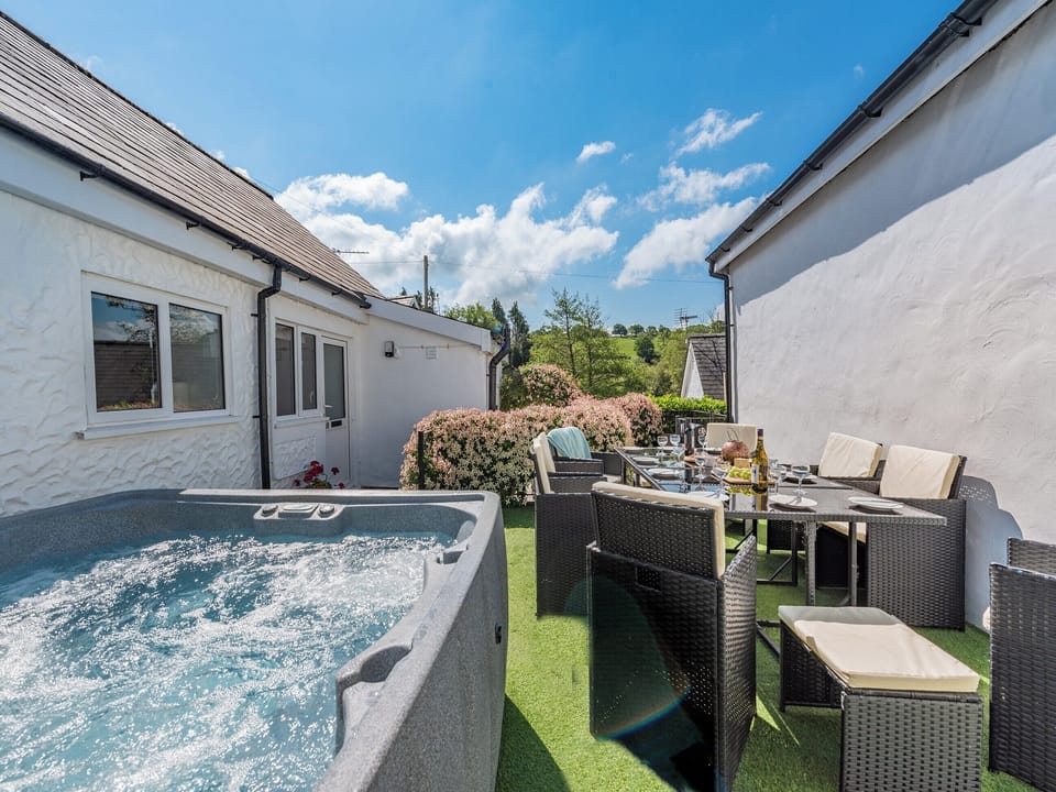 Hot tub | Kingfisher - Maesydderwen Holiday Cottages, Llandeilo