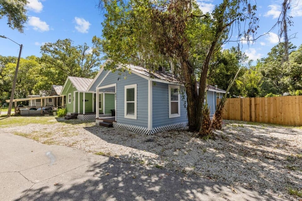 Front view of cottage and parking area on the side