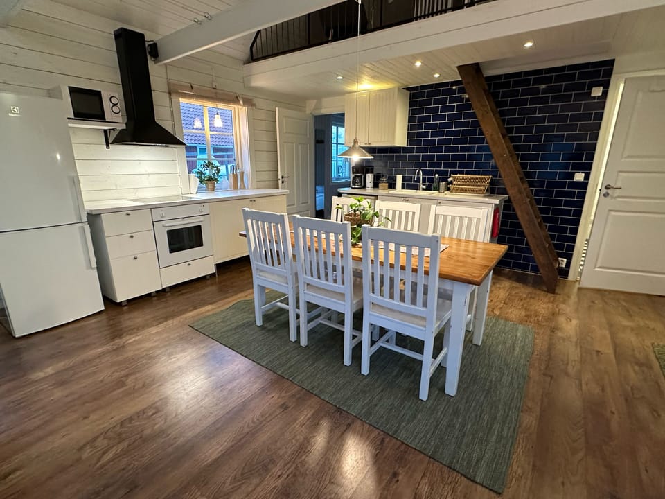 Comfort Apartment, 2 Bedrooms, Kitchen | Private kitchen | Full-size fridge, microwave, oven, stovetop